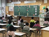 先生から書き初めの心得をおしえてもらいます