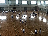 雨をさけるため中城村民体育館へ。それぞれ自由に遊びます