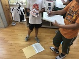 生活委員会さんが忘れ物をチェックしています