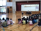 演技を交えながら沖縄戦について語っていただきました