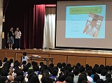 答えの発表では先生の写真が登場し盛り上がりました！