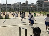 運動場へすばやく避難