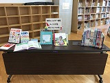 図書館に入って右手にあるよ！