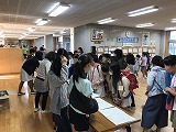 たくさんの児童が募金箱を持ってきていました！