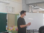 紙皿回しの制作の様子です。