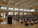 全校児童のみなさんが式服で体育館に集まりました。