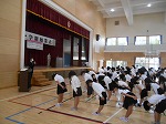 始業式の始まり・全校児童であいさつです。