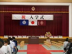 入学式を待つ体育館内の様子です。