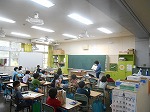 保護者様の読み聞かせの様子です。