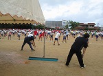 先生方も一緒に体操をしている様子です。