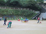 児童の皆さん、先生方、雨で流された石灰を引き直します。