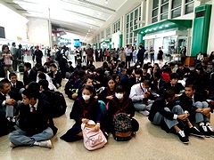 空港ロビーに集合です。