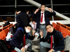 外は真っ暗，搭乗を待ちます。
