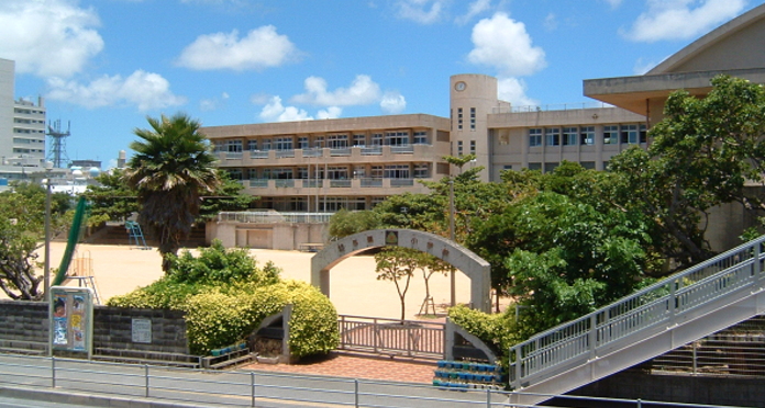 那覇市立与儀小学校写真